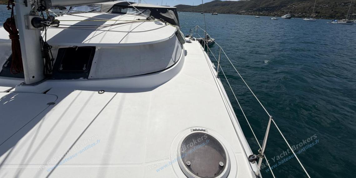 Fountaine Pajot Lavezzi 40 : Roof seen from the port bow Fountaine Pajot Lavezzi 40 : Roof seen from the port bow