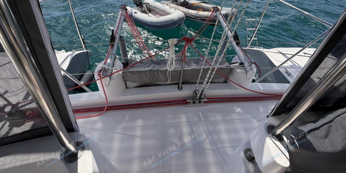 Fountaine Pajot Lavezzi 40 : Cockpit seen from the saloon Fountaine Pajot Lavezzi 40 : Cockpit seen from the saloon