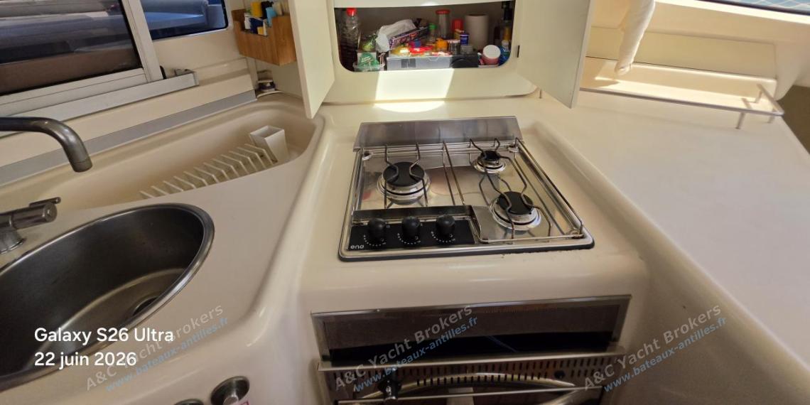 Fountaine Pajot Lavezzi 40 : Galley to port in saloon Fountaine Pajot Lavezzi 40 : Galley to port in saloon