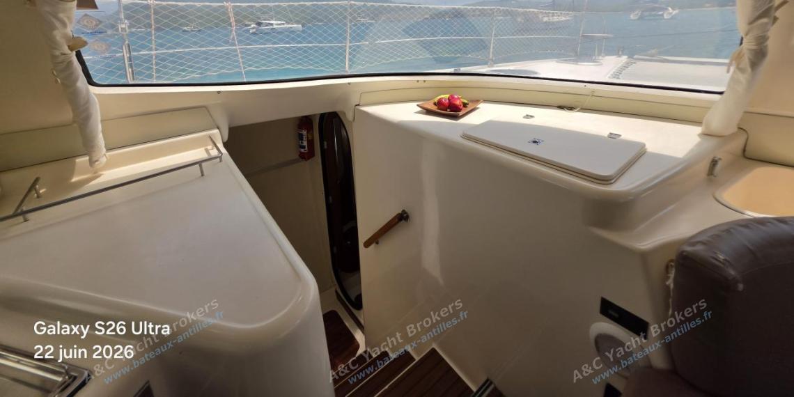 Fountaine Pajot Lavezzi 40 : Port hull access from the saloon Fountaine Pajot Lavezzi 40 : Port hull access from the saloon