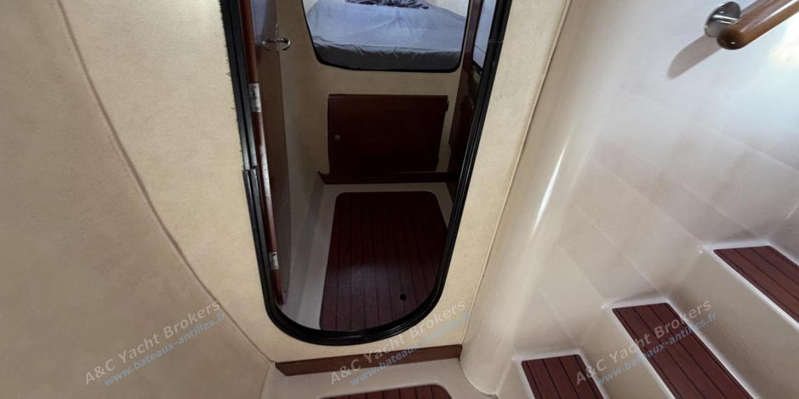 Fountaine Pajot Lavezzi 40 : Port forward cabin seen from the gangway Fountaine Pajot Lavezzi 40 : Port forward cabin seen from the gangway