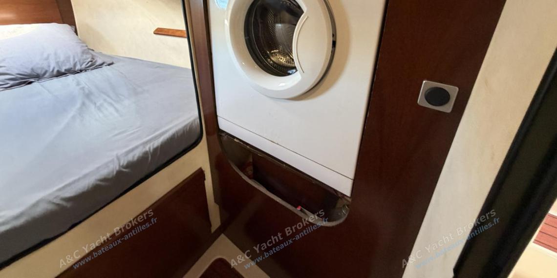 Fountaine Pajot Lavezzi 40 : Washing machin in port forward cabin Fountaine Pajot Lavezzi 40 : Washing machin in port forward cabin