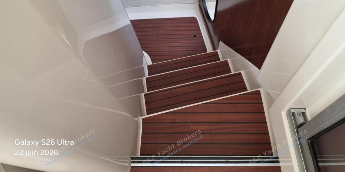 Fountaine Pajot Lavezzi 40 : Starboard hull access from the saloon Fountaine Pajot Lavezzi 40 : Starboard hull access from the saloon