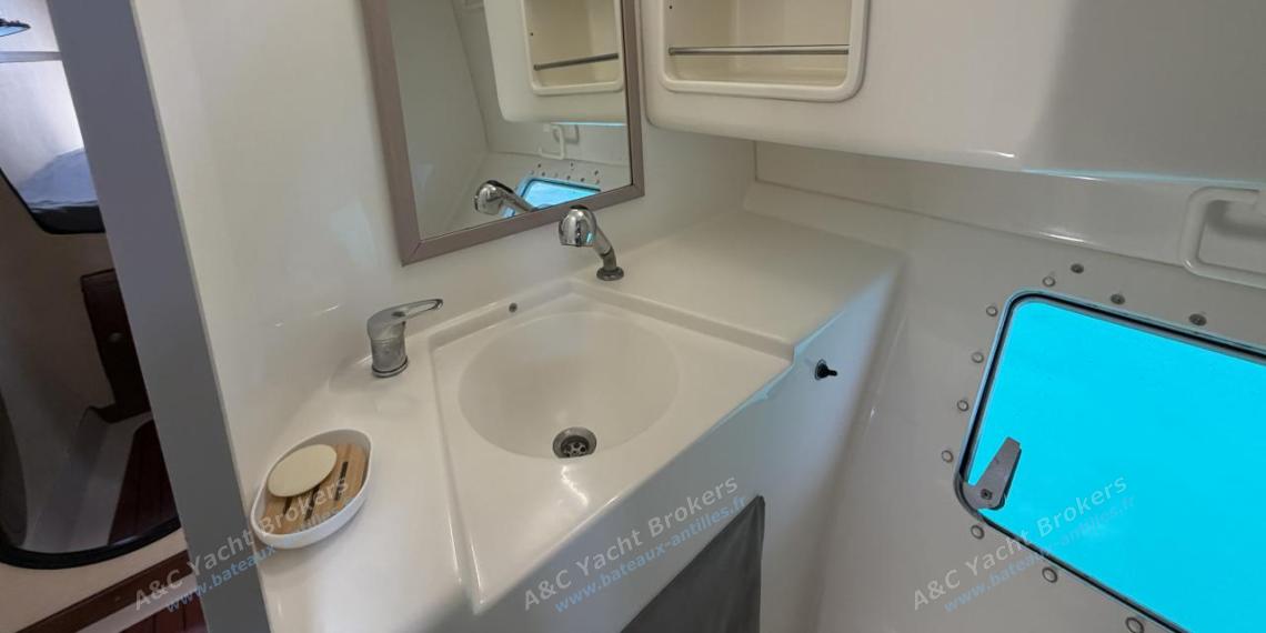 Fountaine Pajot Lavezzi 40 : Shower room in port hull Fountaine Pajot Lavezzi 40 : Shower room in port hull