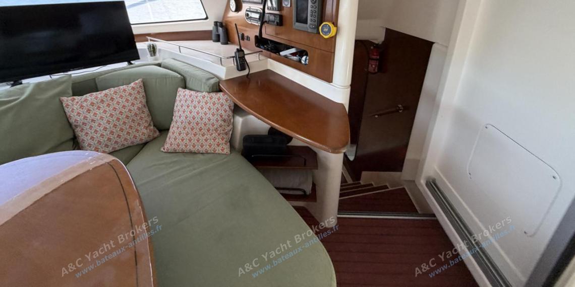 Fountaine Pajot Lavezzi 40 : Charts table seen from the galley Fountaine Pajot Lavezzi 40 : Charts table seen from the galley