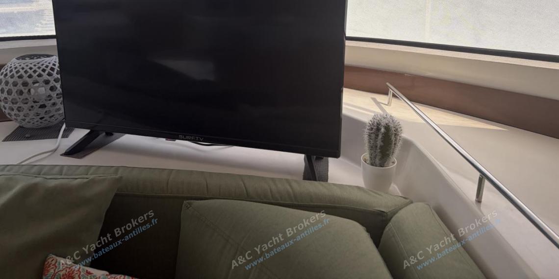 Fountaine Pajot Lavezzi 40 : TV in saloon Fountaine Pajot Lavezzi 40 : TV in saloon