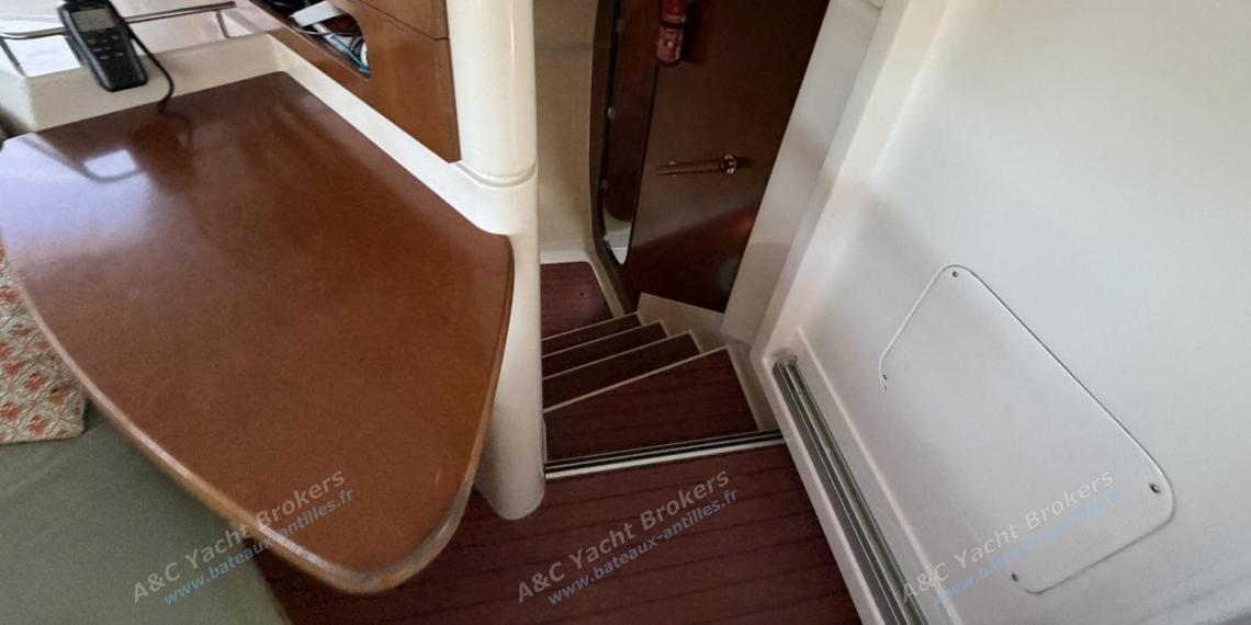 Fountaine Pajot Lavezzi 40 : Charts table and starboard hull access from the saloon Fountaine Pajot Lavezzi 40 : Charts table and starboard hull access from the saloon