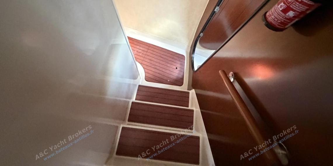 Fountaine Pajot Lavezzi 40 : Starboard hull access from the saloon Fountaine Pajot Lavezzi 40 : Starboard hull access from the saloon