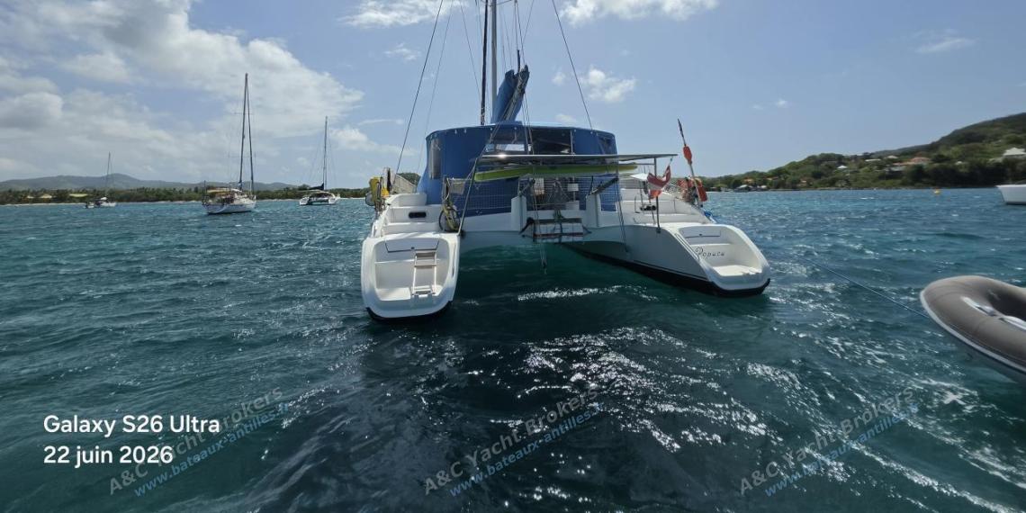 Fountaine Pajot Lavezzi 40 : Solar panels on davits Fountaine Pajot Lavezzi 40 : Solar panels on davits