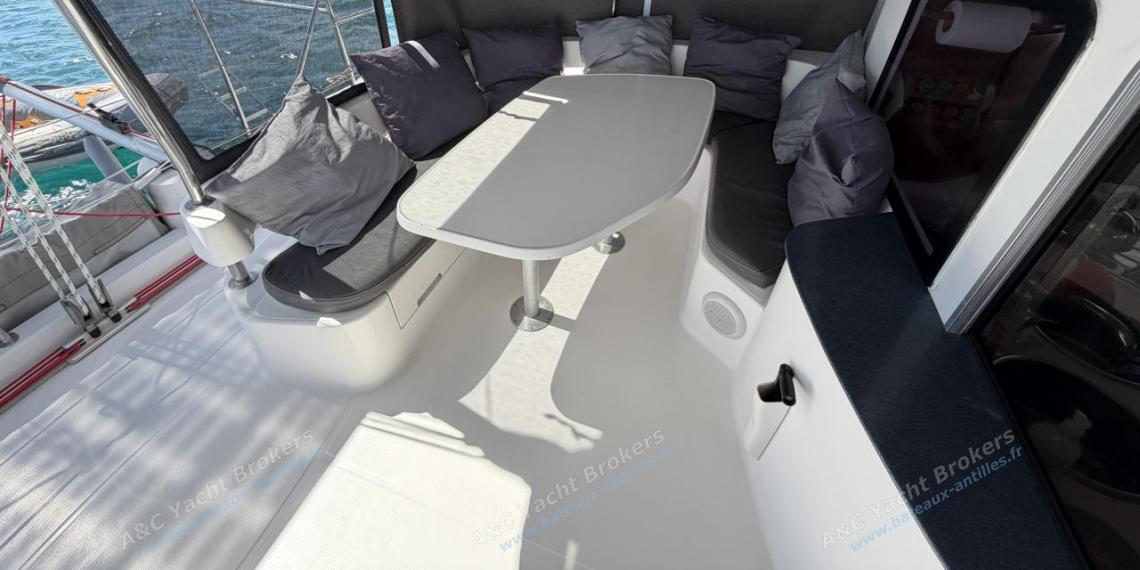 Fountaine Pajot Lavezzi 40 : Cockpit table Fountaine Pajot Lavezzi 40 : Cockpit table