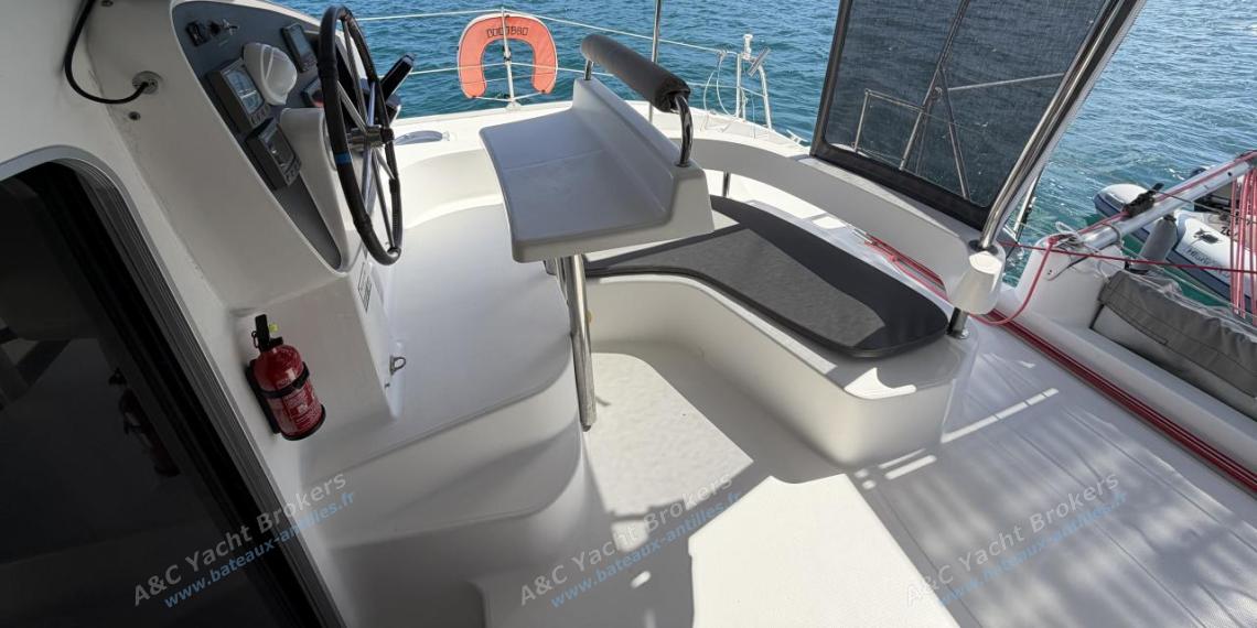 Fountaine Pajot Lavezzi 40 : Helm station seen from the cockpit table Fountaine Pajot Lavezzi 40 : Helm station seen from the cockpit table