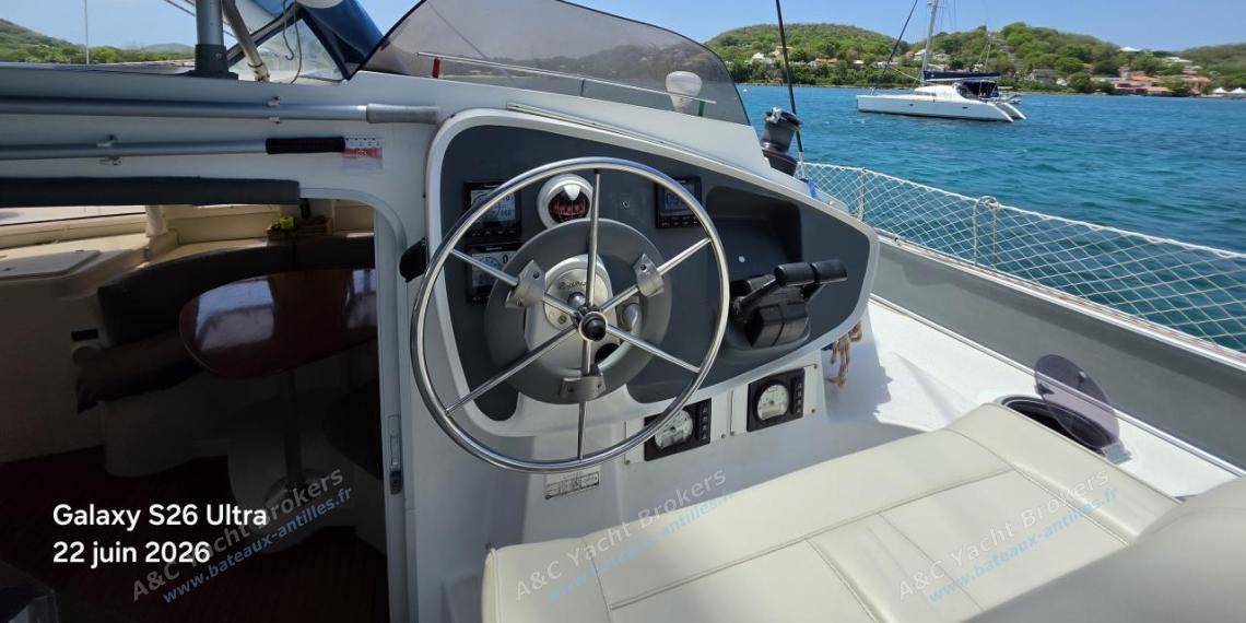 Fountaine Pajot Lavezzi 40 : Helm station seen from the cockpit table Fountaine Pajot Lavezzi 40 : Helm station seen from the cockpit table