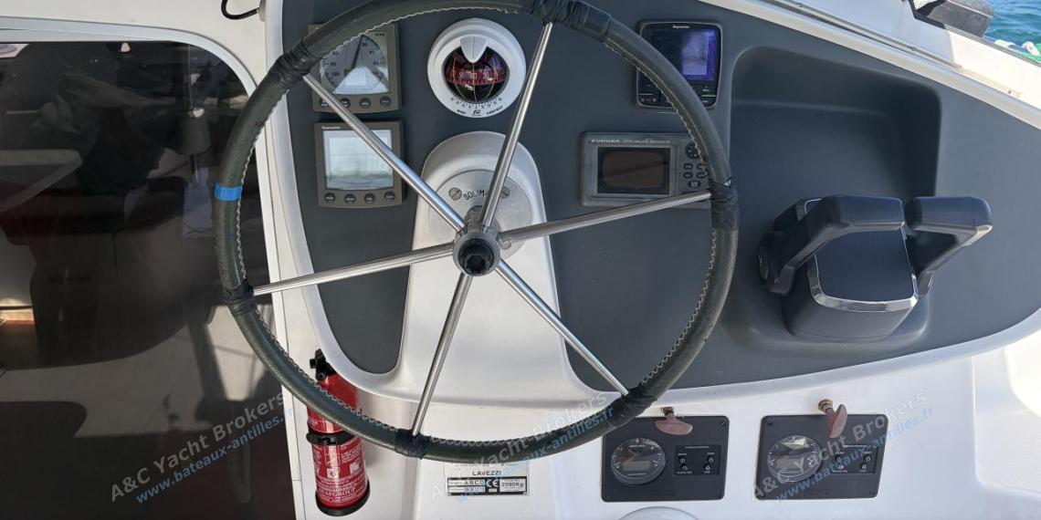 Fountaine Pajot Lavezzi 40 : Helm station Fountaine Pajot Lavezzi 40 : Helm station