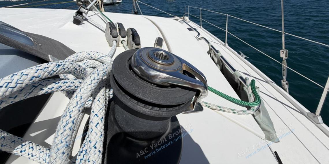 Fountaine Pajot Lavezzi 40 : Winche at helm station Fountaine Pajot Lavezzi 40 : Winche at helm station