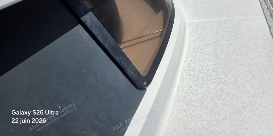 Fountaine Pajot Lavezzi 40 : Starboard companionway Fountaine Pajot Lavezzi 40 : Starboard companionway