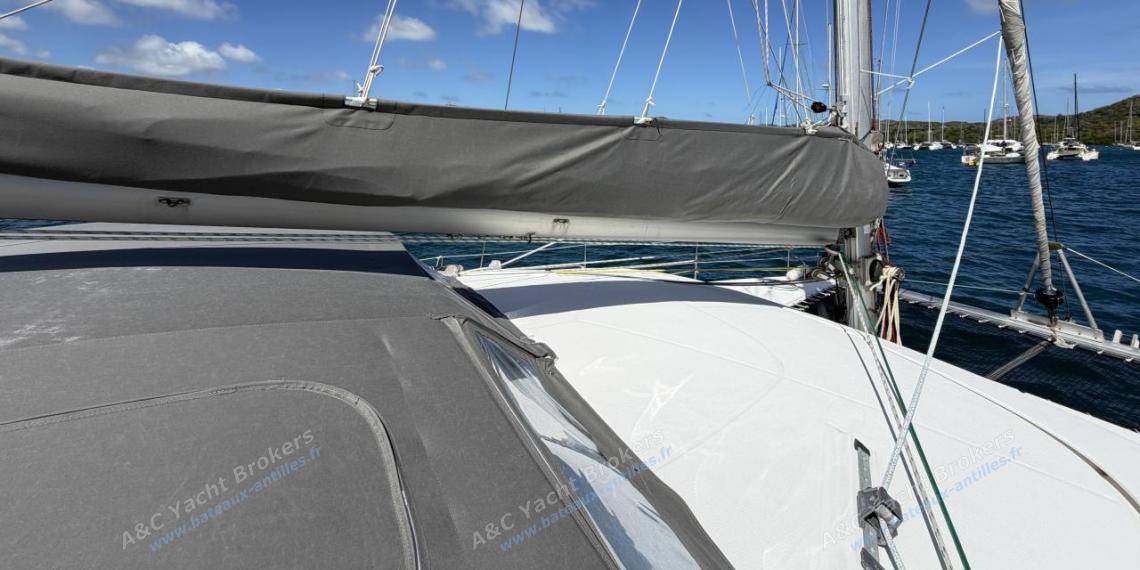 Fountaine Pajot Lavezzi 40 : Bimini and lazy-bag Fountaine Pajot Lavezzi 40 : Bimini and lazy-bag