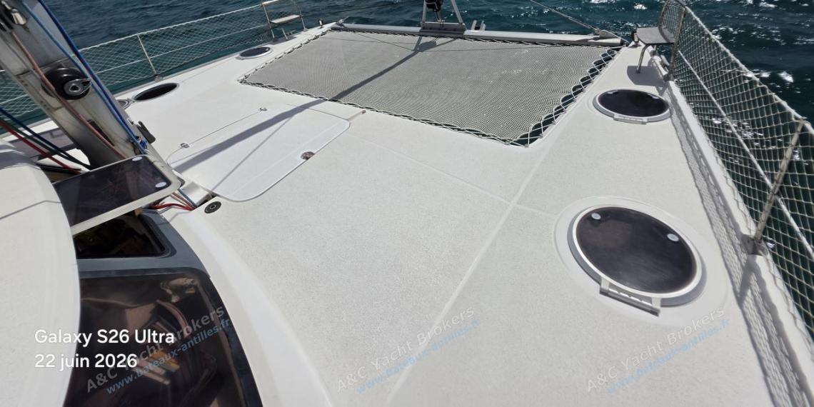 Fountaine Pajot Lavezzi 40 : Starboard companionway and trampoline Fountaine Pajot Lavezzi 40 : Starboard companionway and trampoline