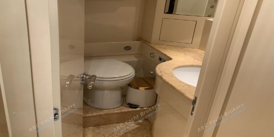 Cantiere Navale Arno Léopard 24 Fly : Shower room in the owner's cabin Cantiere Navale Arno Léopard 24 Fly : Shower room in the owner's cabin