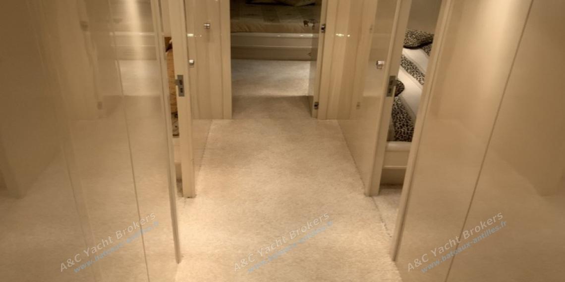 Cantiere Navale Arno Léopard 24 Fly : Corridor seen from the forward cabin other view Cantiere Navale Arno Léopard 24 Fly : Corridor seen from the forward cabin other view