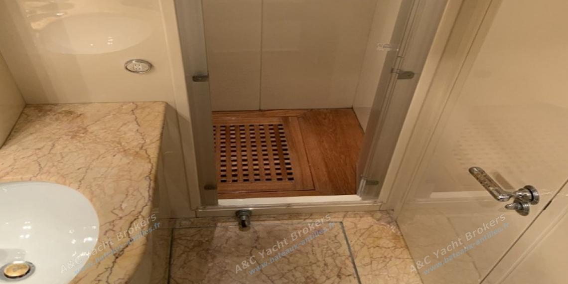 Cantiere Navale Arno Léopard 24 Fly : Shower room Cantiere Navale Arno Léopard 24 Fly : Shower room