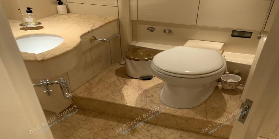 Cantiere Navale Arno Léopard 24 Fly : Guest shower room Cantiere Navale Arno Léopard 24 Fly : Guest shower room