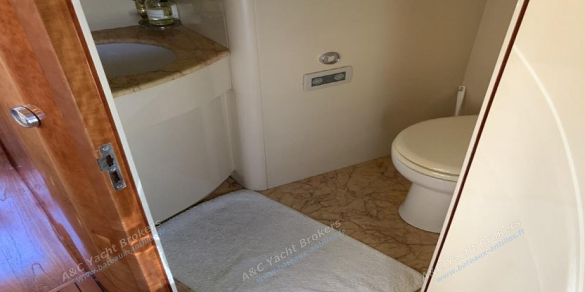 Cantiere Navale Arno Léopard 24 Fly : Guest toilet Cantiere Navale Arno Léopard 24 Fly : Guest toilet