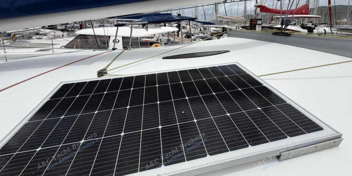 Fountaine Pajot Mahé 36 Evolution : Port solar panel on roof Fountaine Pajot Mahé 36 Evolution : Port solar panel on roof