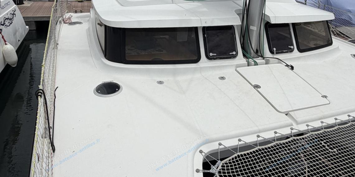 Fountaine Pajot Mahé 36 Evolution : Deck and roof seen from the starboard bow Fountaine Pajot Mahé 36 Evolution : Deck and roof seen from the starboard bow