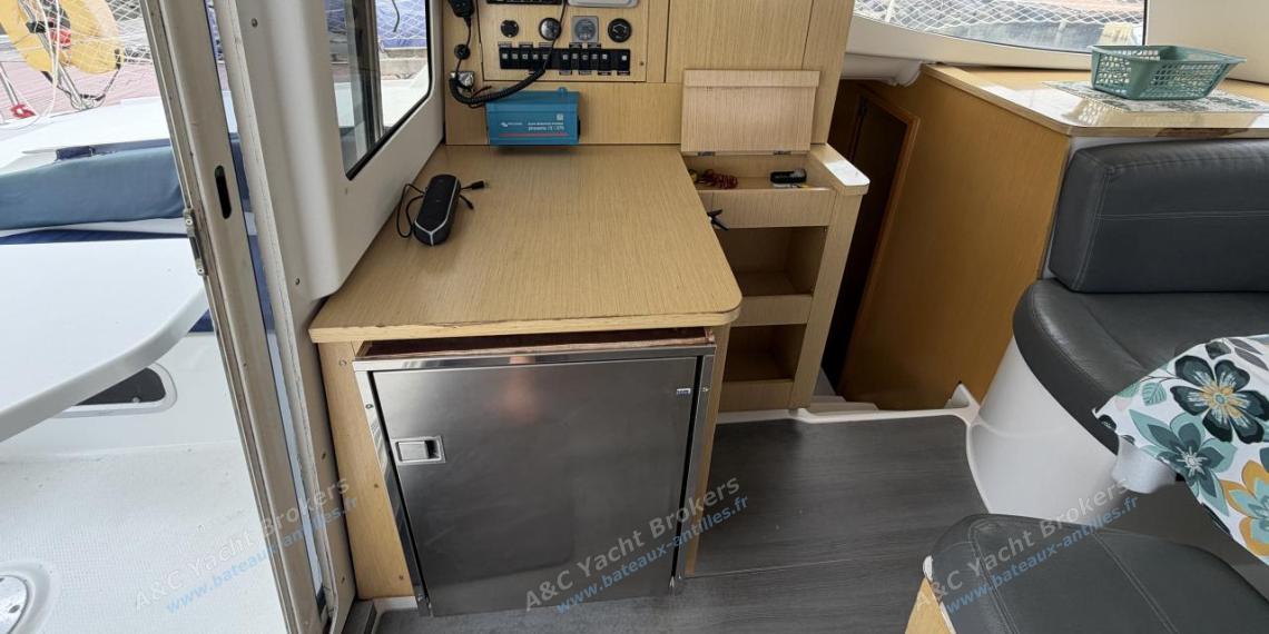 Fountaine Pajot Mahé 36 Evolution : Charts table on port Fountaine Pajot Mahé 36 Evolution : Charts table on port