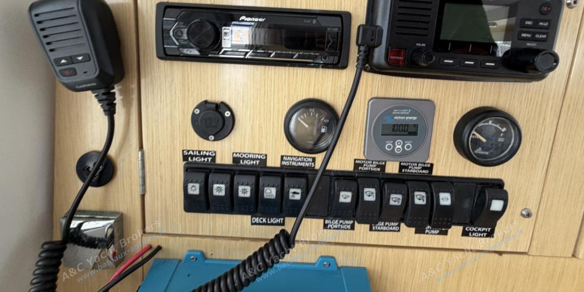 Fountaine Pajot Mahé 36 Evolution : Electronics at charts table Fountaine Pajot Mahé 36 Evolution : Electronics at charts table