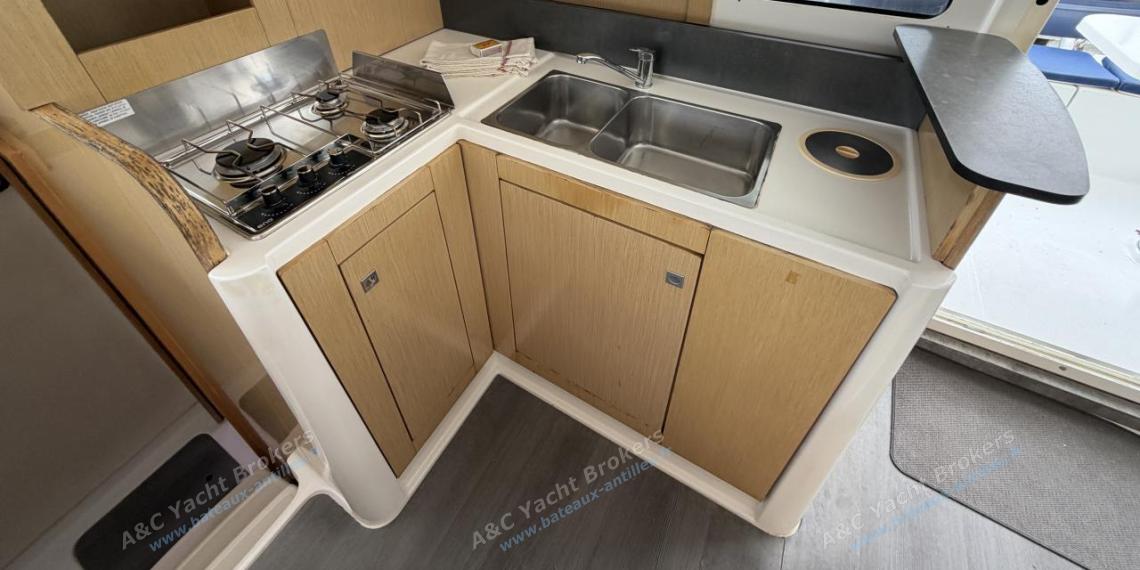 Fountaine Pajot Mahé 36 Evolution : Galley seen from saloon Fountaine Pajot Mahé 36 Evolution : Galley seen from saloon