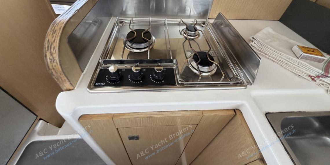 Fountaine Pajot Mahé 36 Evolution : Stove Fountaine Pajot Mahé 36 Evolution : Stove