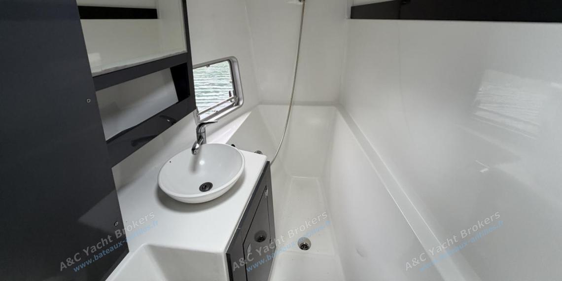 Fountaine Pajot Mahé 36 Evolution : Large forward shower room in starboard hull Fountaine Pajot Mahé 36 Evolution : Large forward shower room in starboard hull