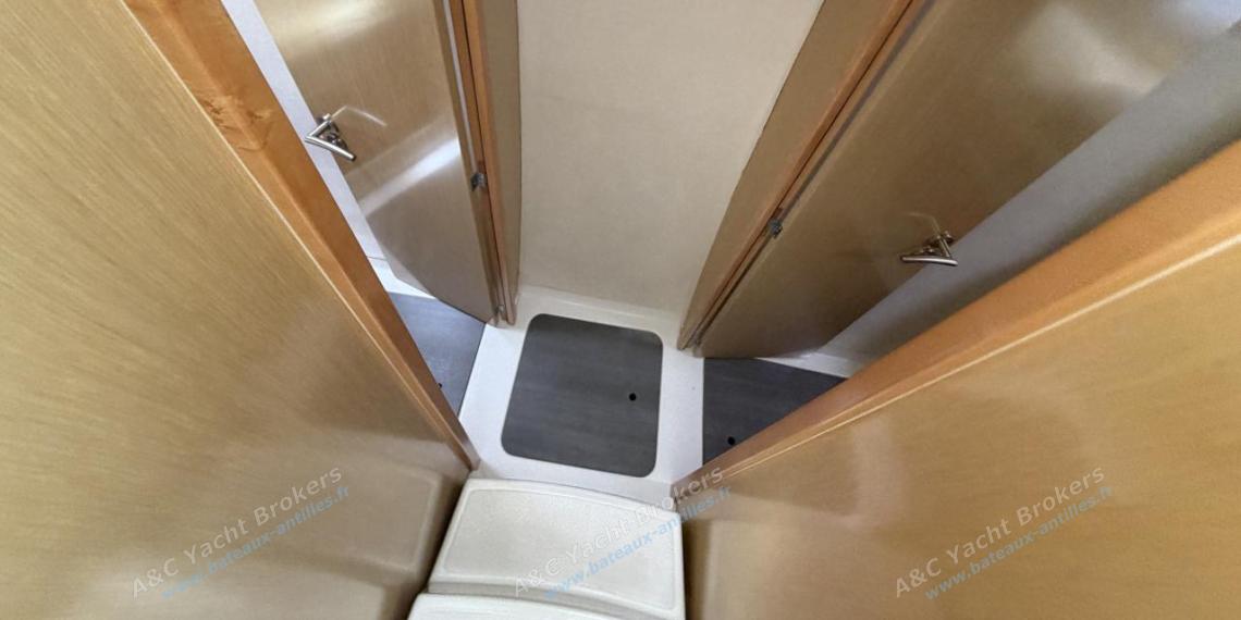 Fountaine Pajot Mahé 36 Evolution : Port hull access from the saloon Fountaine Pajot Mahé 36 Evolution : Port hull access from the saloon