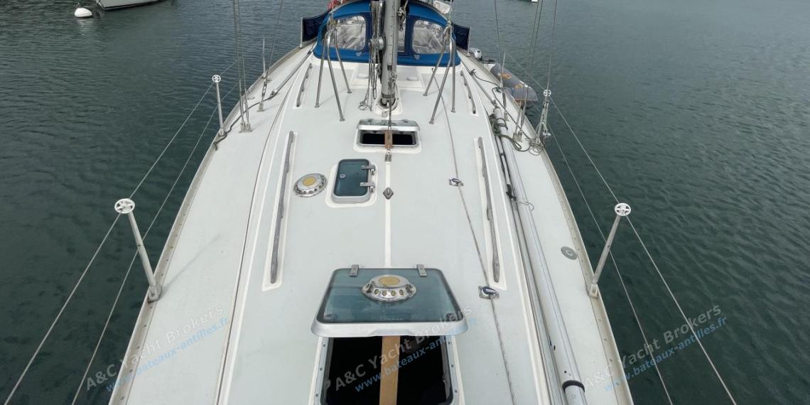 Moody Boats Moody 37 : Deck seen from the bow Moody Boats Moody 37 : Deck seen from the bow