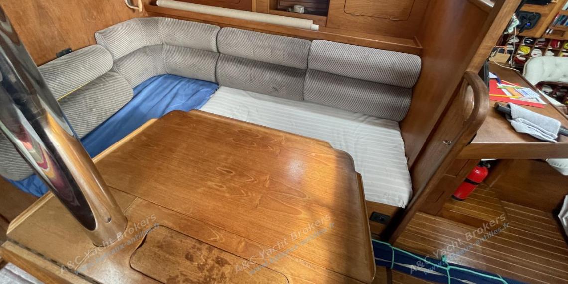 Moody Boats Moody 37 : Saloon table other view Moody Boats Moody 37 : Saloon table other view