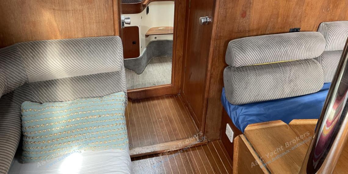 Moody Boats Moody 37 : Forward cabin access from the saloon Moody Boats Moody 37 : Forward cabin access from the saloon