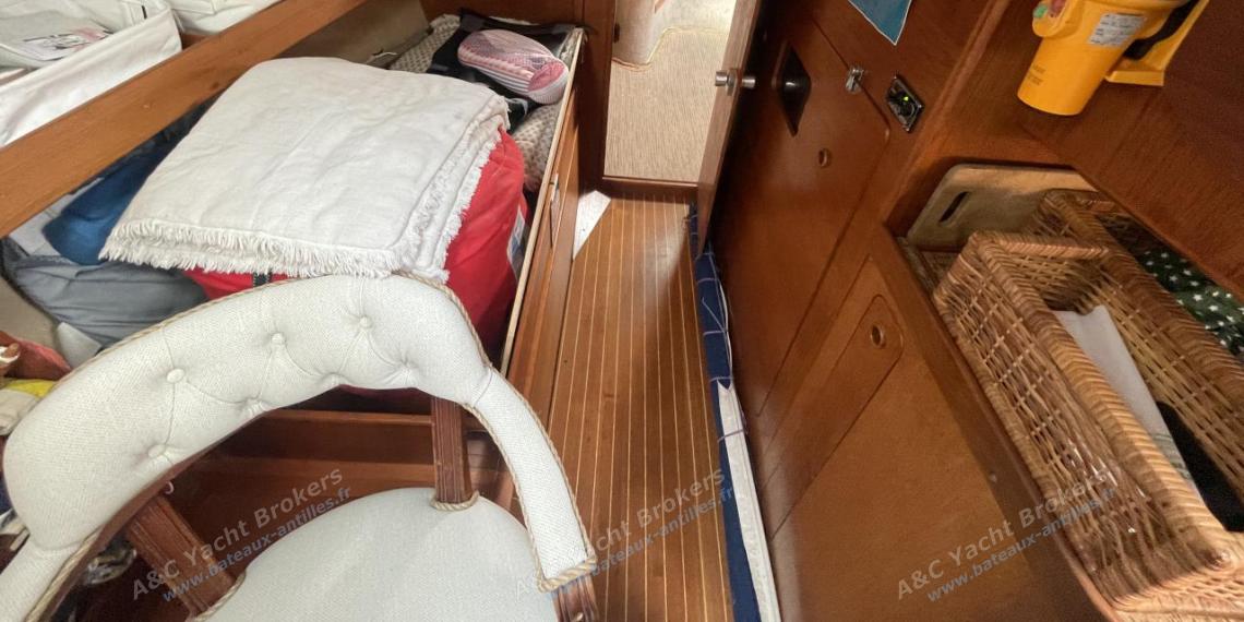 Moody Boats Moody 37 : Aft cabin access frol the saloon Moody Boats Moody 37 : Aft cabin access frol the saloon