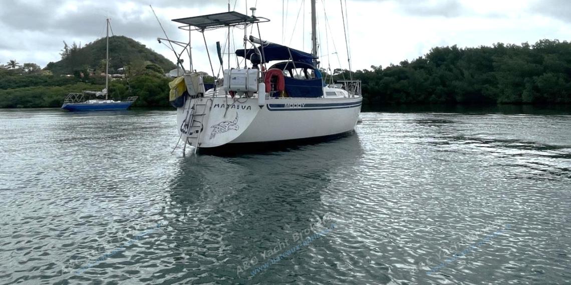 Moody Boats Moody 37 : Solar panels on gantry Moody Boats Moody 37 : Solar panels on gantry