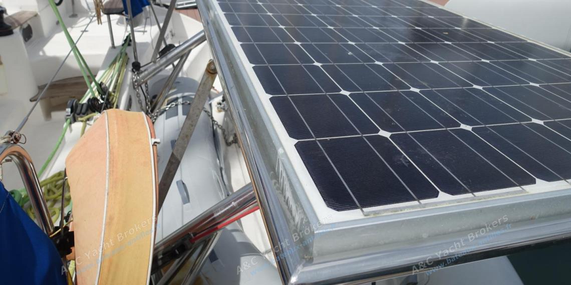 Nautitech 442 : Solars panels on davits Nautitech 442 : Solars panels on davits