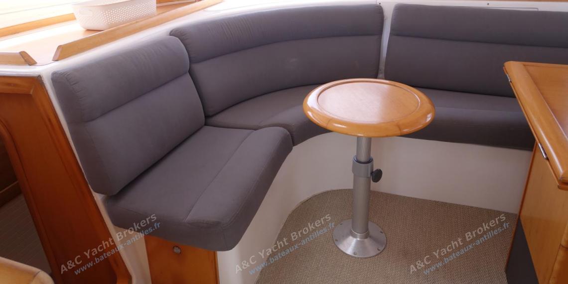 Nautitech 442 : Saloon bench Nautitech 442 : Saloon bench