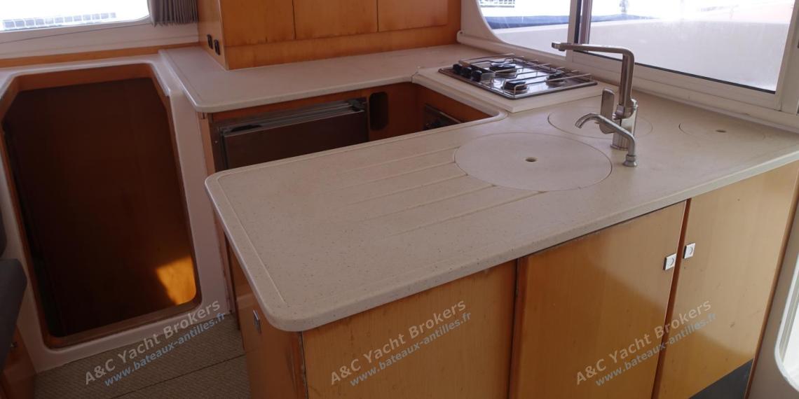 Nautitech 442 : Galley U shape seen from the charts table Nautitech 442 : Galley U shape seen from the charts table
