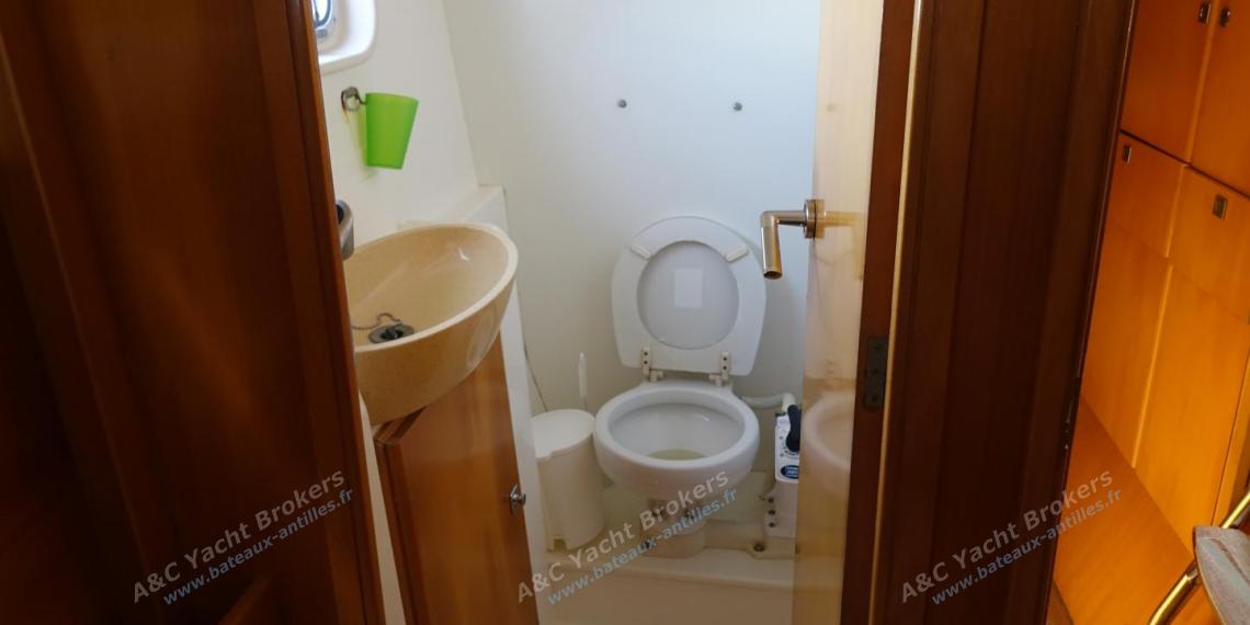 Nautitech 442 : Shower room in starboard hull Nautitech 442 : Shower room in starboard hull