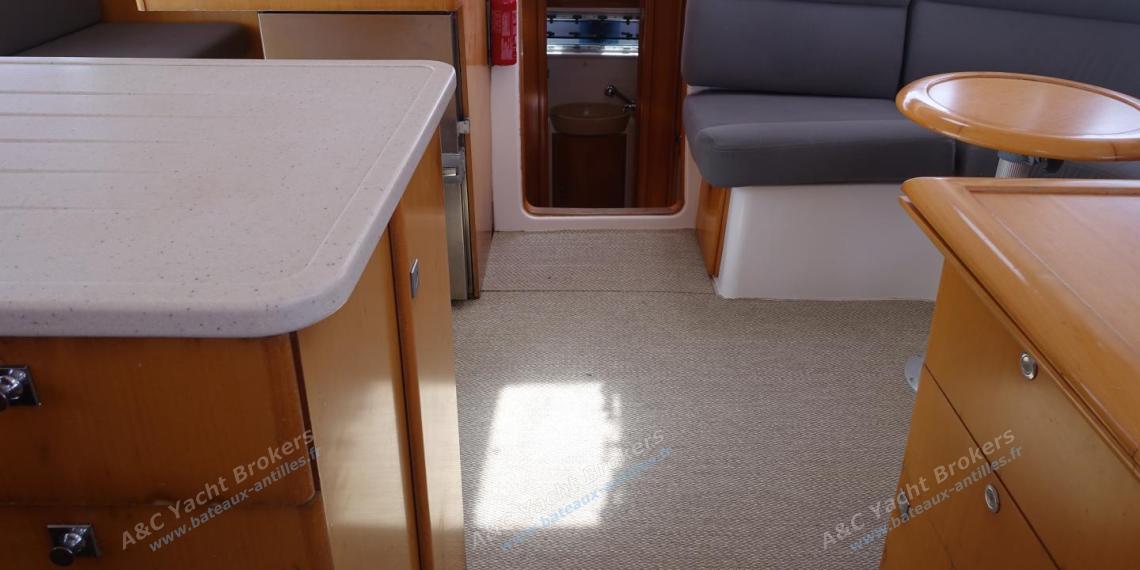 Nautitech 442 : Saloon seen from starboard hull Nautitech 442 : Saloon seen from starboard hull