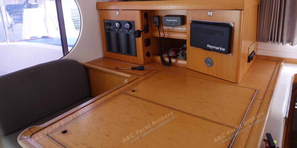 Nautitech 442 : Charts table Nautitech 442 : Charts table