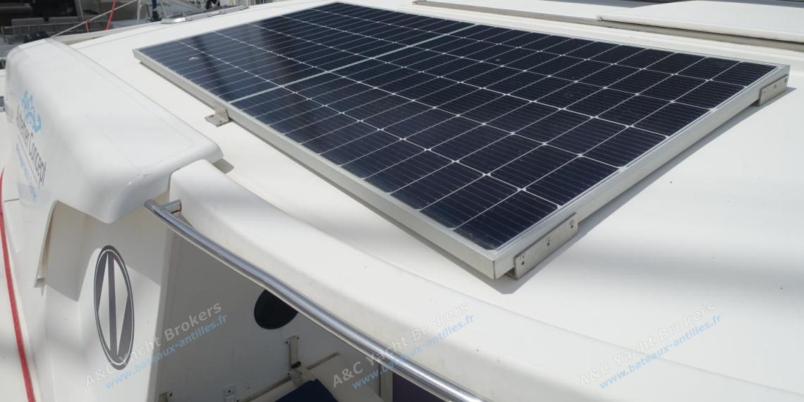 Nautitech 442 : Solars panels on roof Nautitech 442 : Solars panels on roof