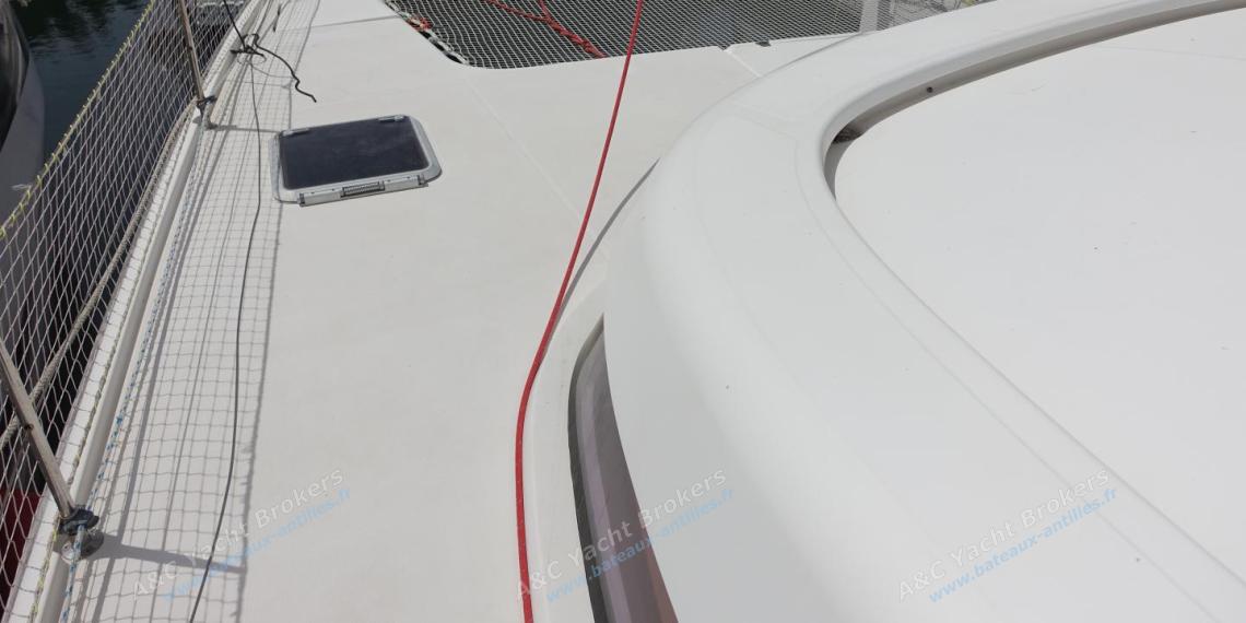 Nautitech 442 : Port companionway and trampoline Nautitech 442 : Port companionway and trampoline