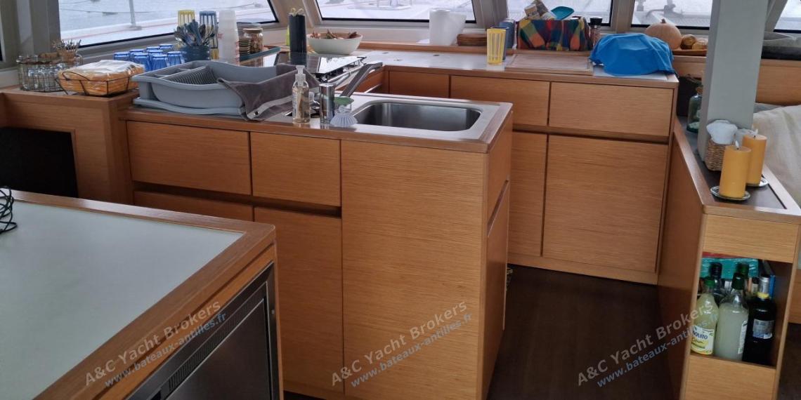 Nautitech 46 Open : Galley U shape on port Nautitech 46 Open : Galley U shape on port