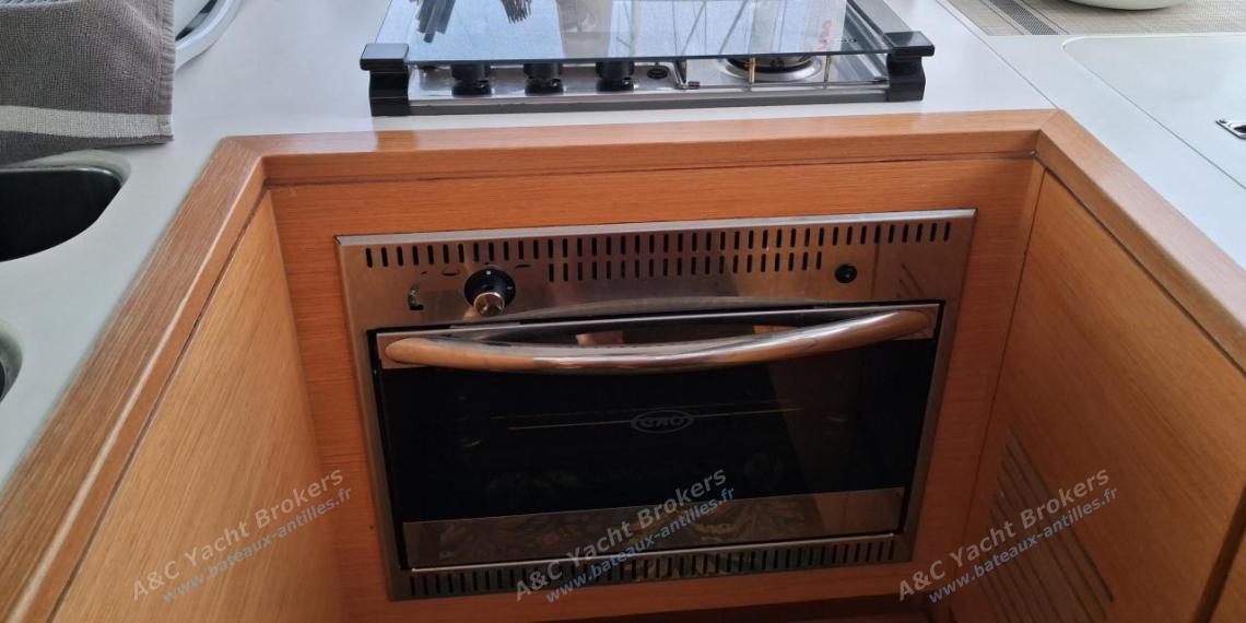 Nautitech 46 Open : Three burner's hobs and oven Nautitech 46 Open : Three burner's hobs and oven