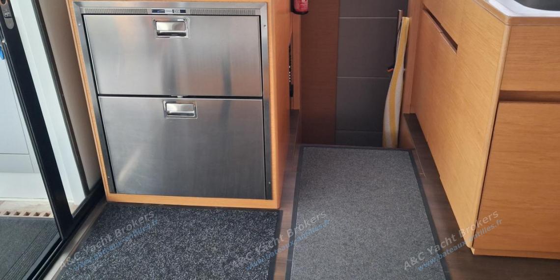 Nautitech 46 Open : Fridges and charts table Nautitech 46 Open : Fridges and charts table